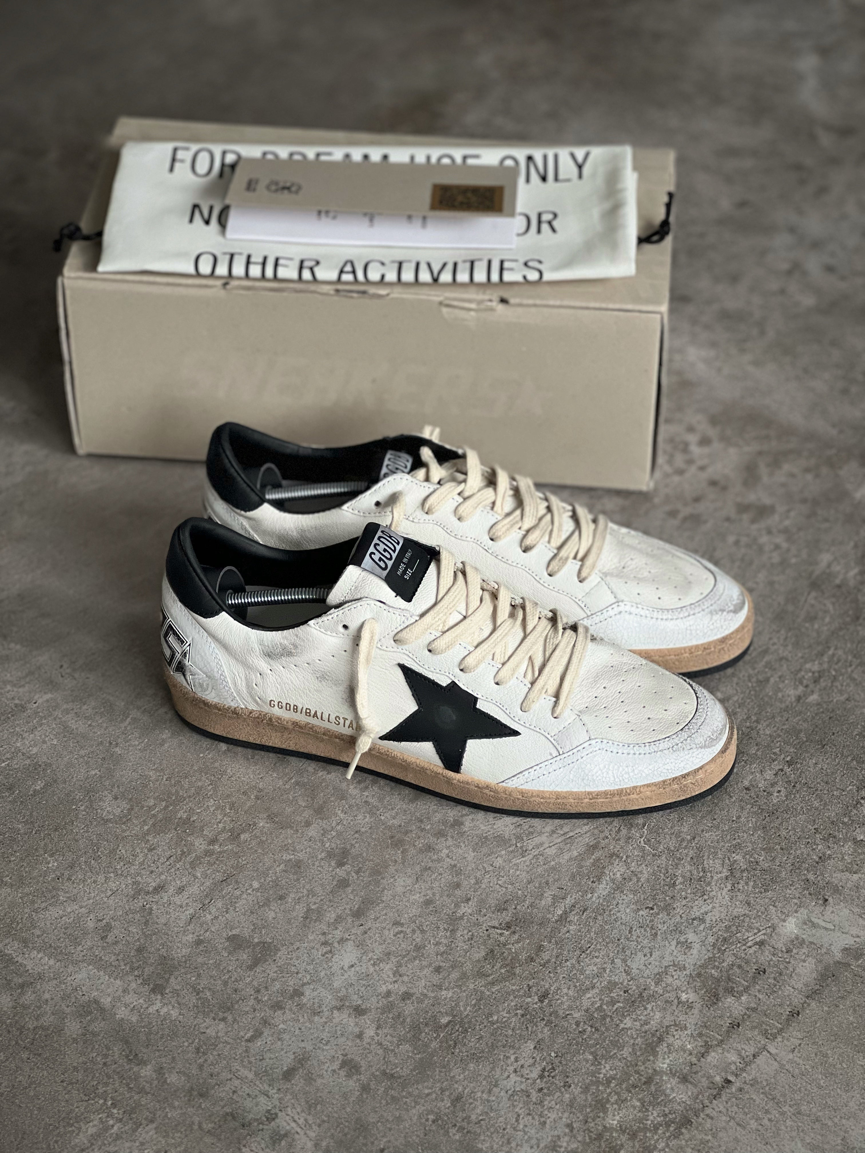 Size 43 | Golden Goose Ball Star White & Black Classic