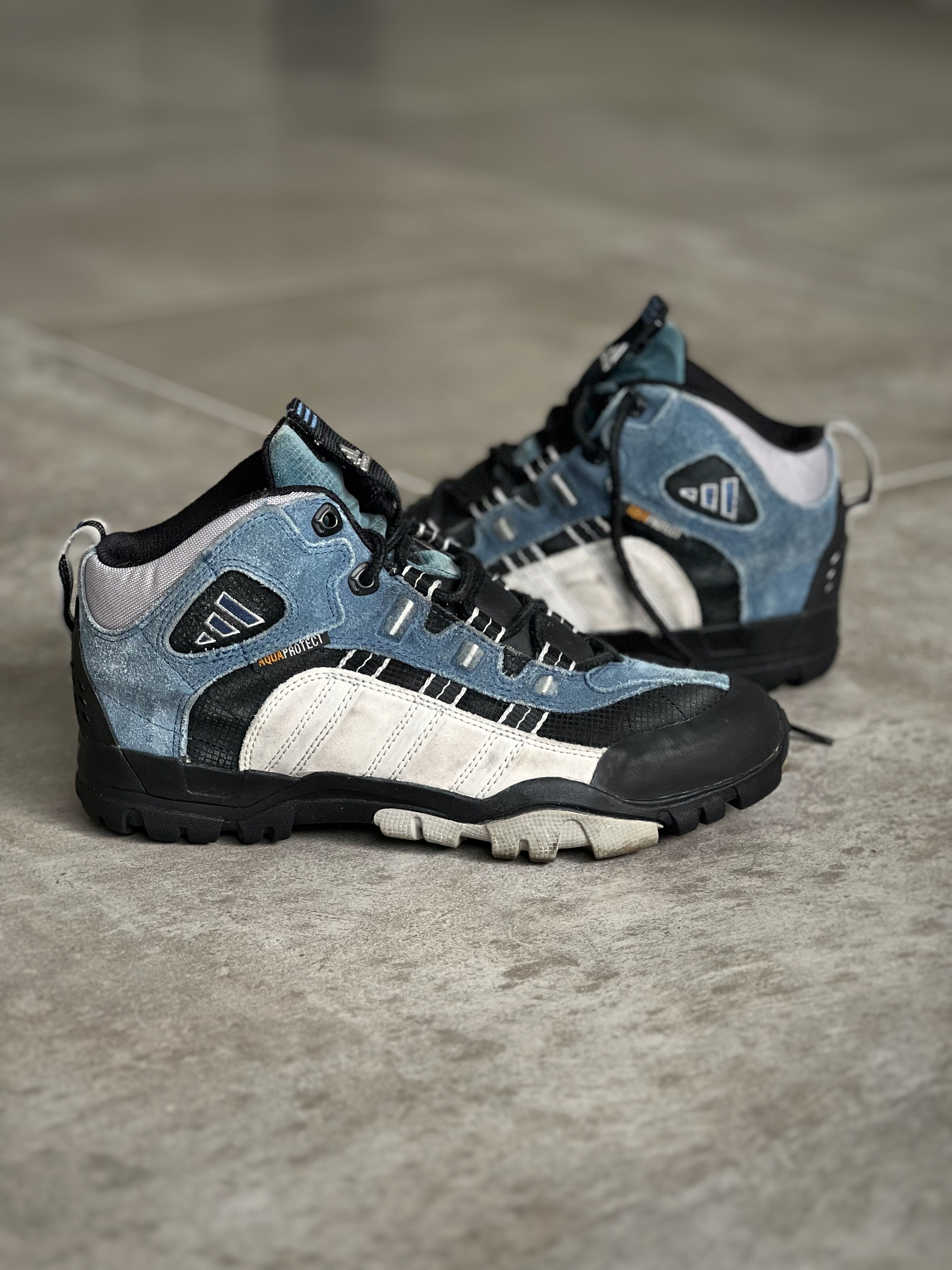 Size 42 | Gore Tex Adidas Y2k boots